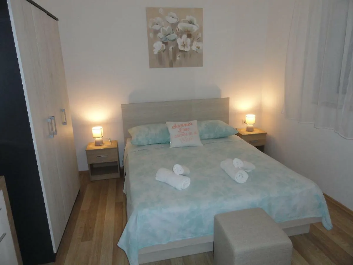 Guest house Holiday House Marija Nin